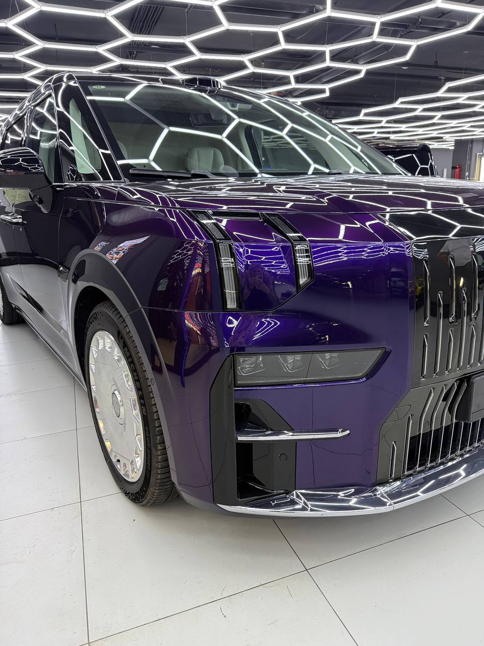 Оклейка Zeekr 009 в Metallic Midnight Purple: из черного - в глубокий пурпур