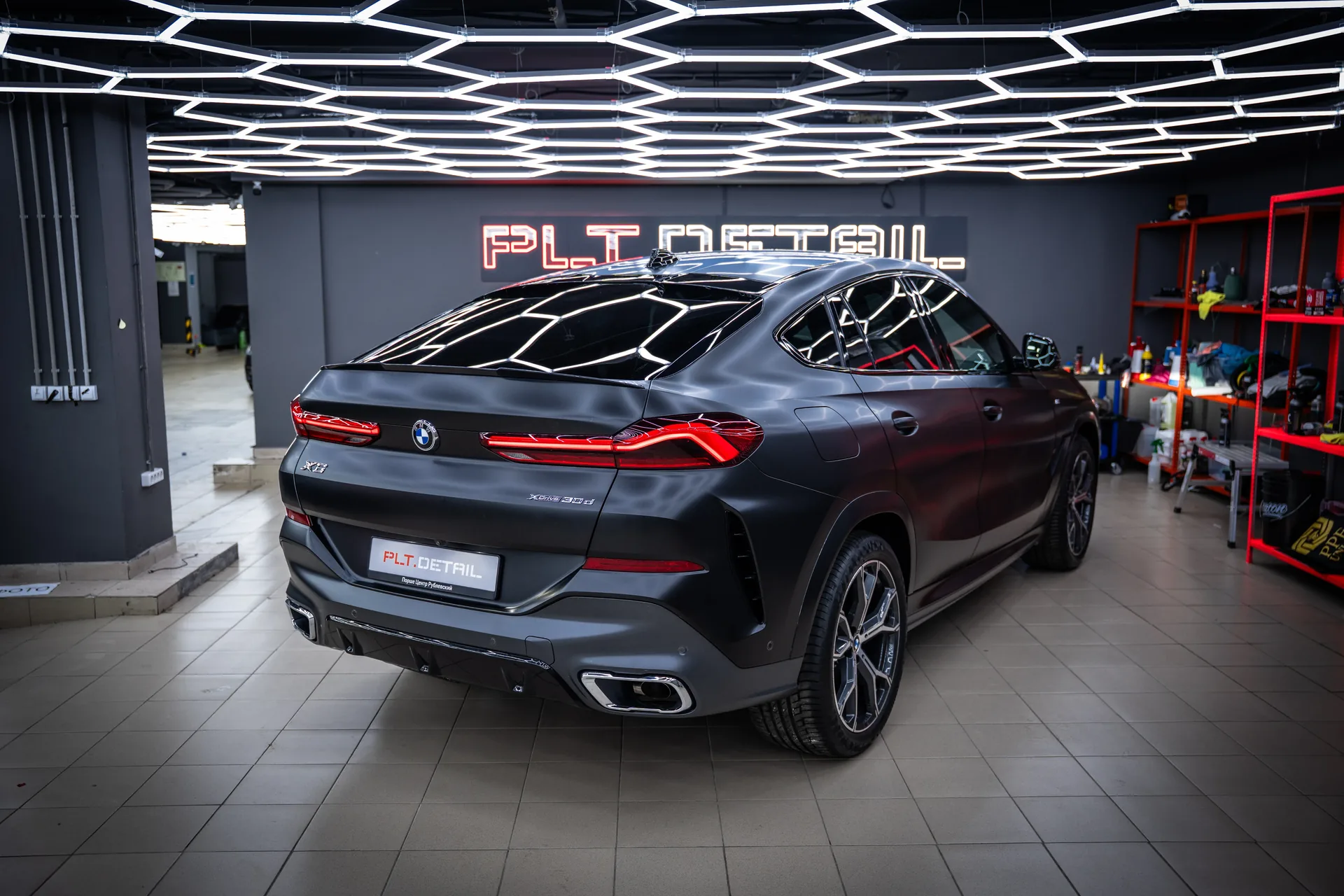 Антихром и оклейка BMW X6 в сатиновую полиуретановую пленку: <br/>тёмный и цельный образ
