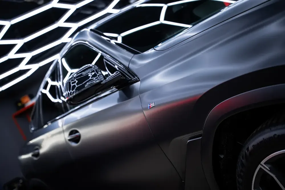 Антихром и оклейка BMW X6 в сатиновую полиуретановую пленку: <br/>тёмный и цельный образ
