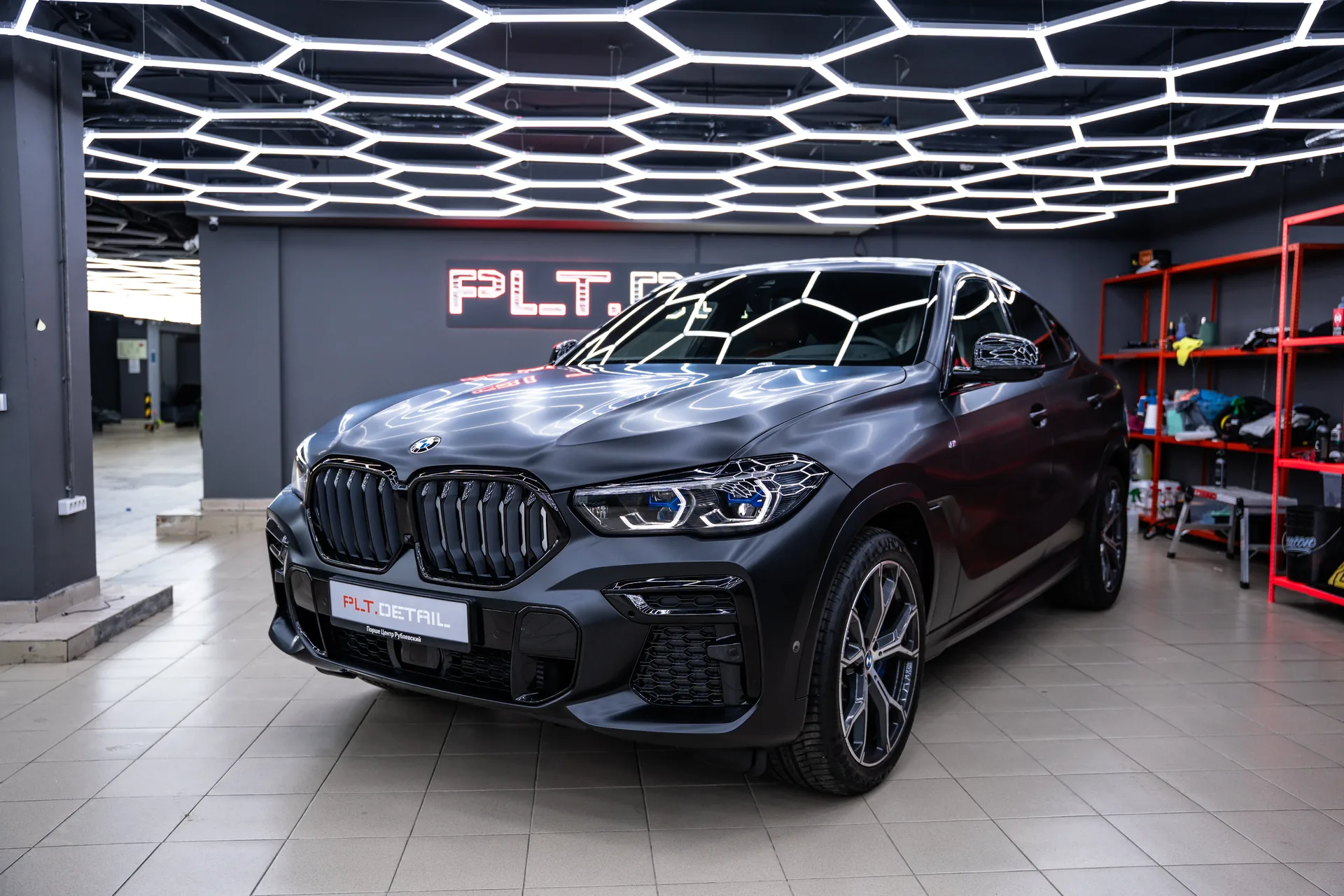 Антихром и оклейка BMW X6 в сатиновую полиуретановую пленку: <br/>тёмный и цельный образ